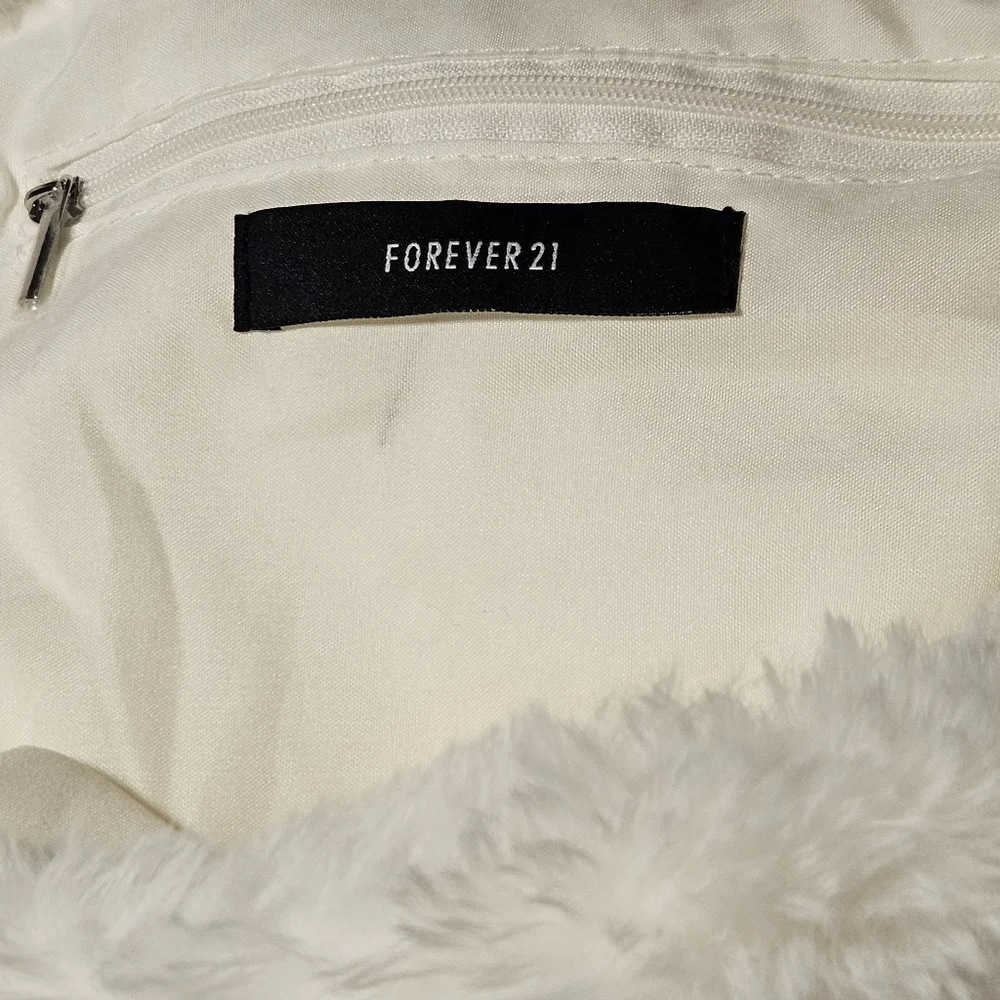 Forever 21 plush white over the shoulder tote bag with magnetic closure snap - Picture 7 of 8